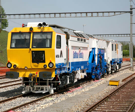 picture of a rail tamping machine